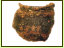 Unterhalb des Topfrandes hat sich ein Schnurrest aus Lindenbast erhalten, die Schnur diente im rmischen Haushalt wohl zum Aufhngen des Topfes