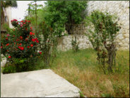 Talpiot, ein Vorort im SE von Jerusalem: Unter der Betonplatte im Vordergrund befindet sich der Eingang zum Grab der 'Heiligen Familie', 1980 entdeckt, heute unter dem Wohnhaus gelegen