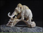 Aus Geweih sehr fein geschnitztes Mammut, nur wenige Zentimeter gross. Gefunden bei Alipascha  dem Hndler aus fremden Lndern am Mittelalterfest in Hinwil. Mehr ber Mammute unter https://de.wikipedia.org/wiki/Mammute