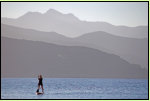 Stand Up Paddling vor der Kulisse des Monte Capanne auf der Insel Elba - ein besonderes Vergngen bei dem strahlenden Herbstwetter